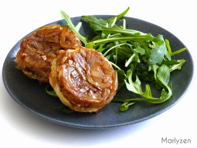 Tatin d'oignons caramélisés au fromage de chèvre et herbes de Provence