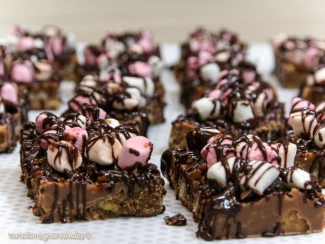 Barres croustillantes et moelleuses "chocolat, caramel au beurre salé et chamallows"