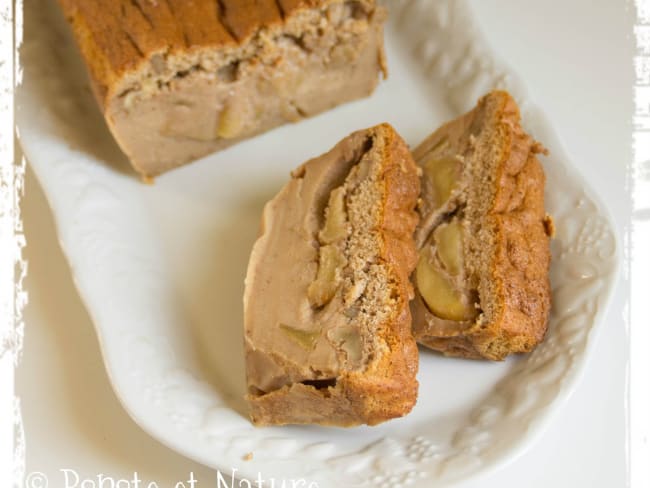 Gâteau magique façon pain d'épices avec pommes et noix caramélisées