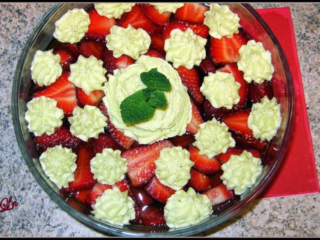 Fraises en gelée tutti frutti, crème mousseline à la pistache