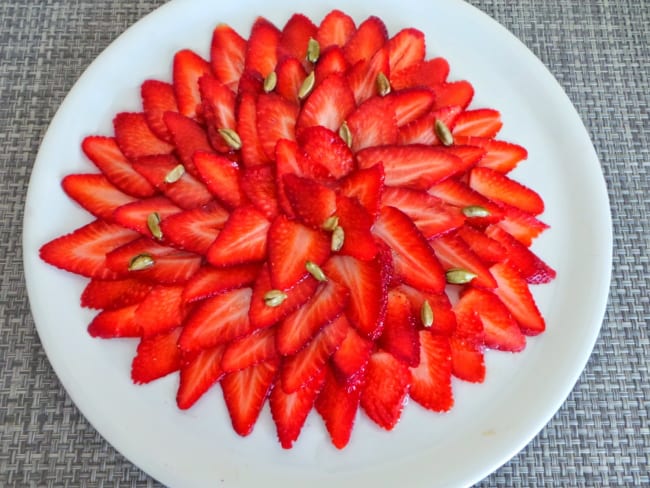 Carpaccio de fraises au sirop de cardamone verte