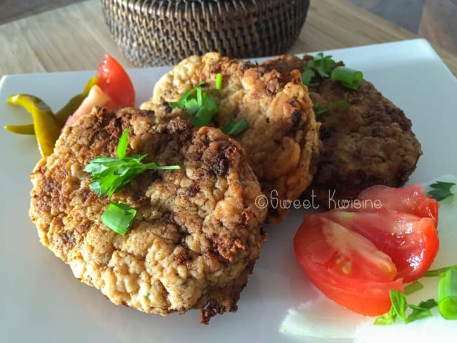 Les croquettes de poisson et leur salade de concombre à la thaïlandaise