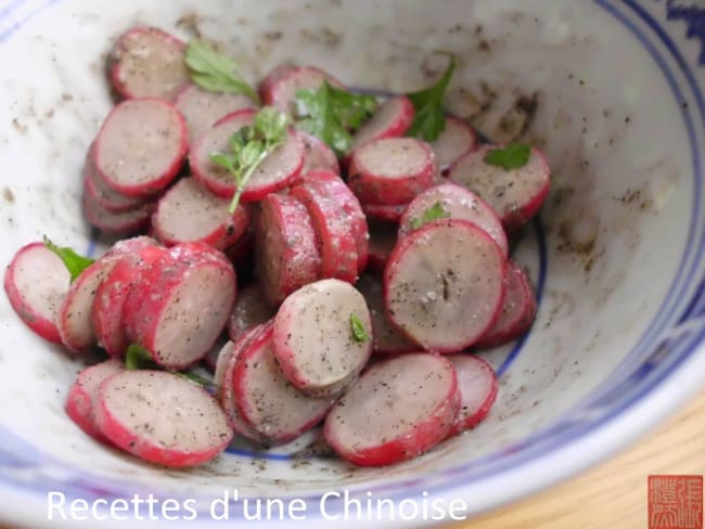 Salade de radis rose avec vinaigrette au sésame noir