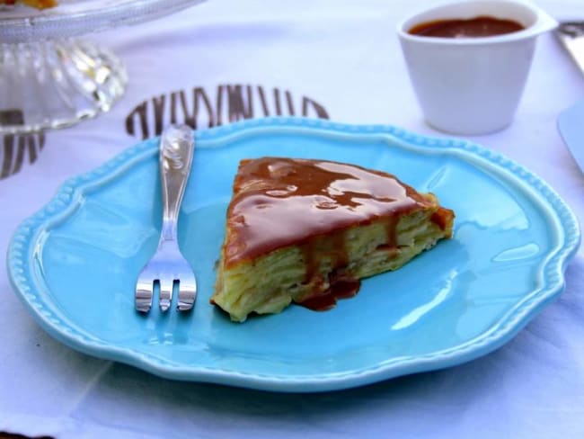 Gâteau invisible aux pommes et sauce carambar