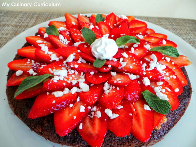 Gâteau au chocolat meringues et fraises