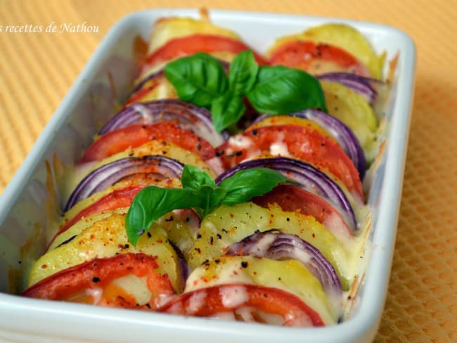 Tian de pommes de terre, tomates et oignons rouges à la mozzarella