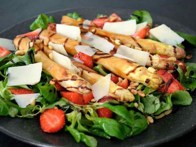 Asperges poêlées et fraises sur lit de mâche