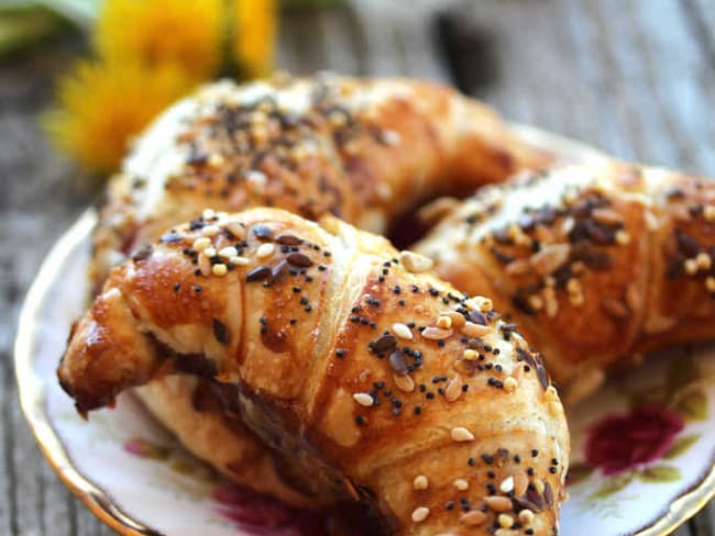 Croissants aux graines à la marmelade aux fraises