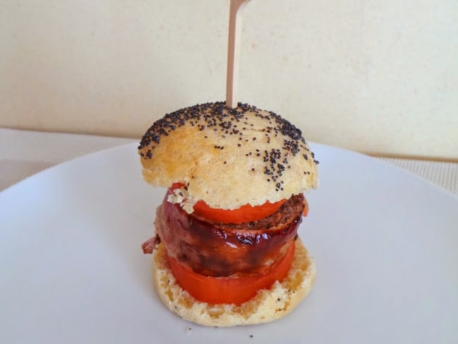 Sushi de bœuf épicé au bacon et fromage en hamburger