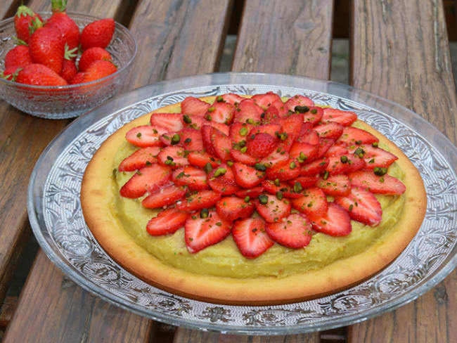 Tarte façon financier aux fraises et crème de pistache