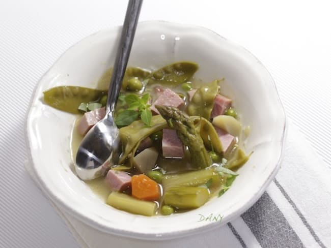 Bouillon de légumes de printemps au basilic