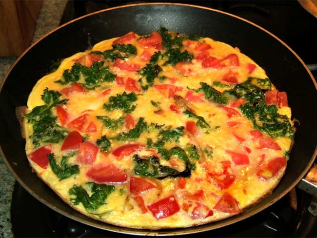 Omelette au kale et aux tomates