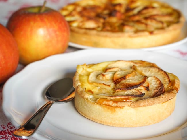 Tartelette normande sur assiette blanche