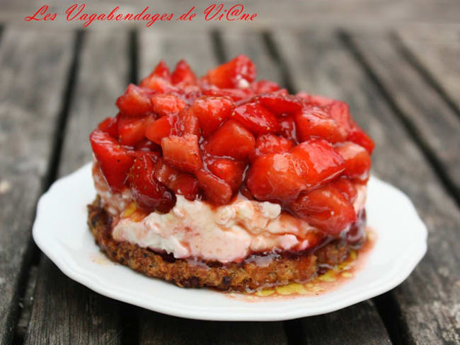 Tartare de fraises sur mousse de chèvre, gelée de betterave et croquant de quinoa