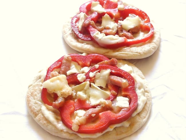 Pizza pita au poivron lardons et chèvre