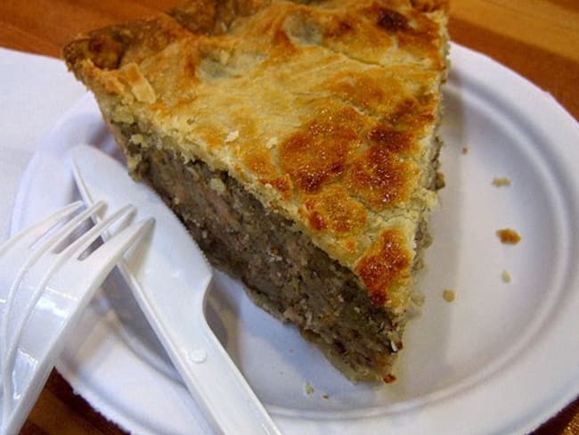 Tourte à la chair à saucisses de veau, godiveau, champignons et artichauts