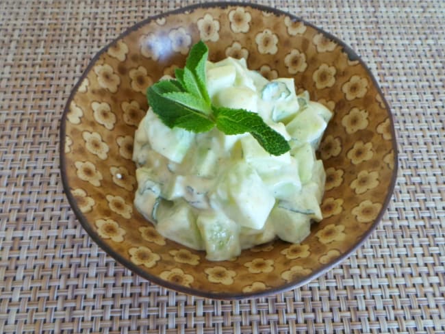 Salade de concombre au yaourt, curry et à la menthe