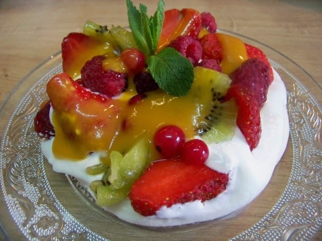 Pavlova aux fruits rouges et kiwi, coulis aux fruits exotiques