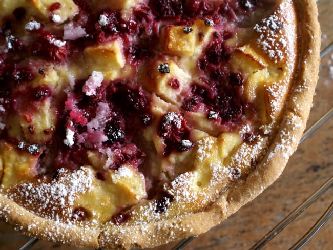 Belle tarte rustique pommes poires, et fruits rouges