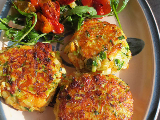 Palets de légumes au fromage halloumi et délicieuse salade de tomates confites