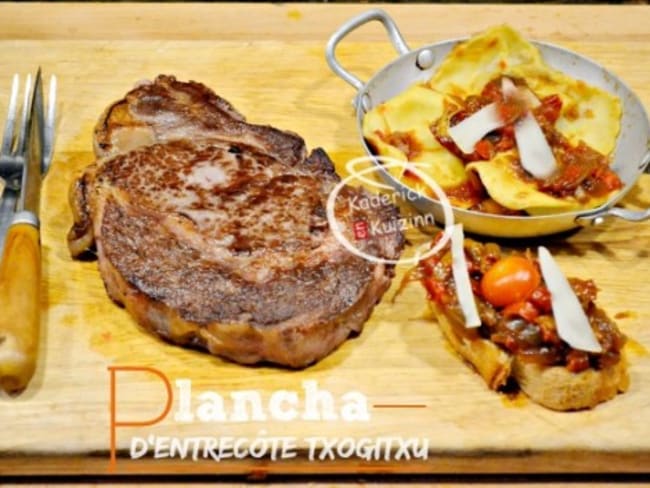 Plancha de noix d'entrecôte Txogitxu avec des ravioles farcis maison