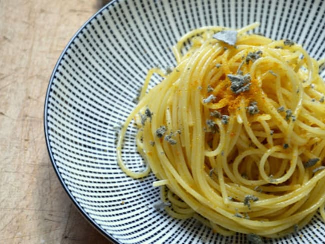 Spaghetti poutargue et sauge inspiré de la cuisine sarde