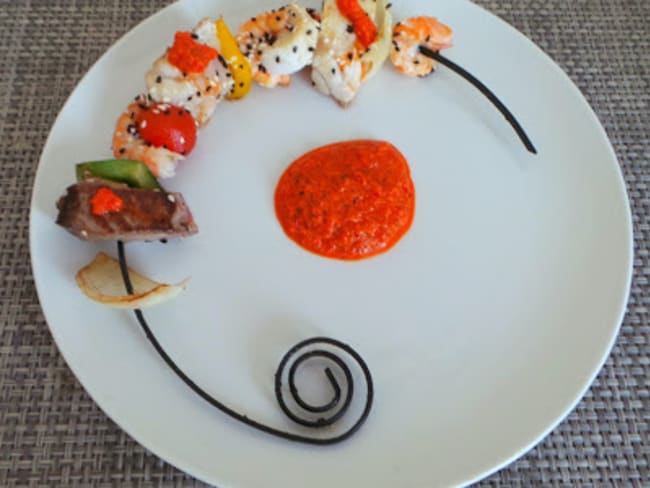 Brochettes de poissons au coulis de poivrons rouges