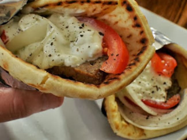 Pita aux boulettes d'agneau, sauce yaourt