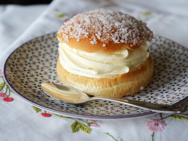 Tarte tropézienne à base de pâte briochée et de crème chiboust à la fleur d'oranger