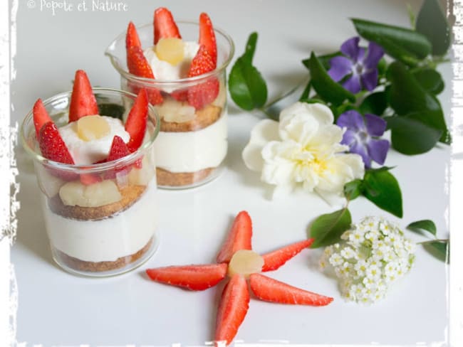 Verrines fleurs aux fraises, à la mousse d'ananas et aux gâteaux bretons