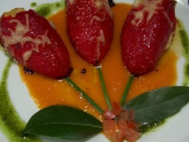 Pimientos del Piquillo farcis à la brandade de morue nîmoise et rôtis au parmesan, coulis de tomates fraîches