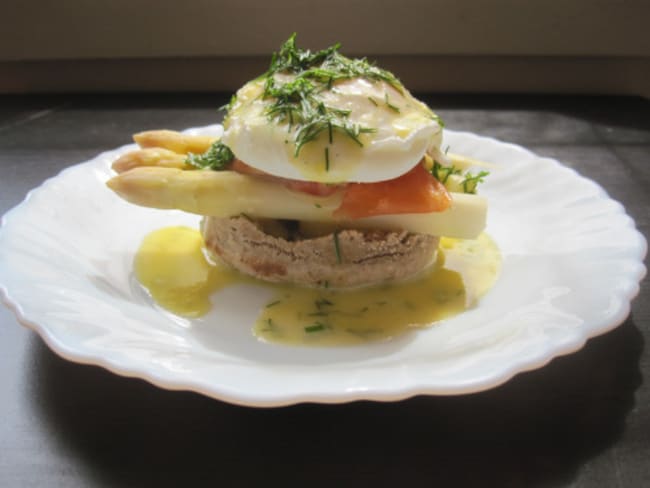 Œufs Benedict, asperges et truite fumée