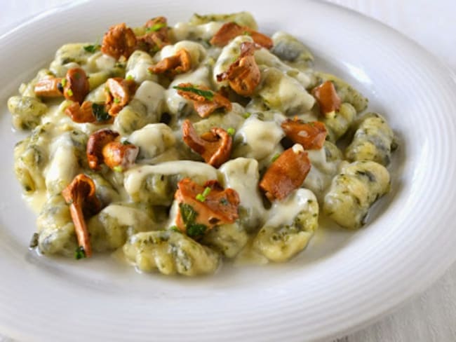 Gnocchis verts ou « merda de can », girolles et sauce au fromage tomme de Savoie