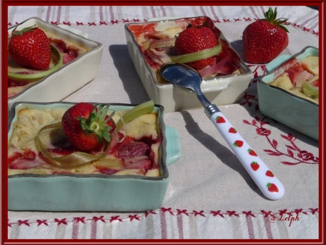 Clafoutis au yaourt fraise et rhubarbe