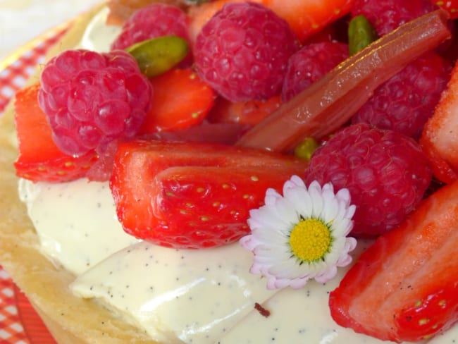 Tarte rhubarbe, fraises, framboises et vanille