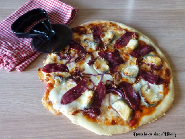 Pizza aux magrets de canard fumé, crottin de chèvre et oignon rouge