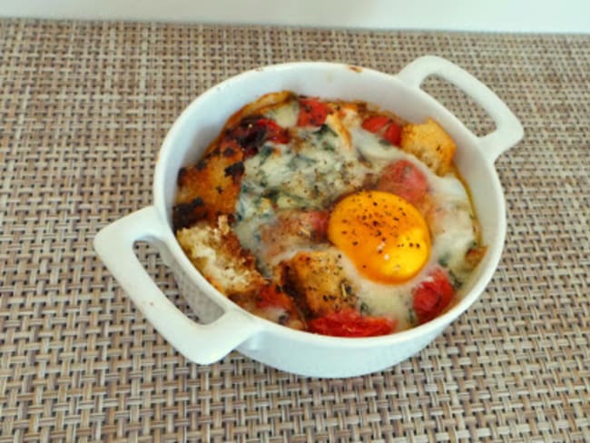 Oeufs cocotte aux tomates confites, pain croustillant et roquefort