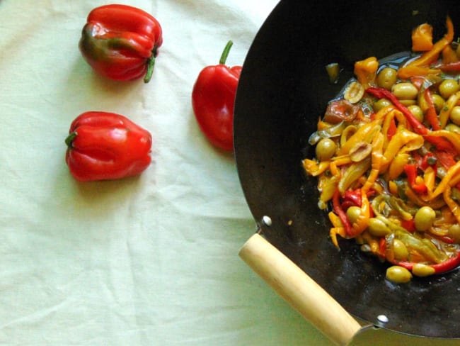 Poêlée de poivrons, olives et câpres