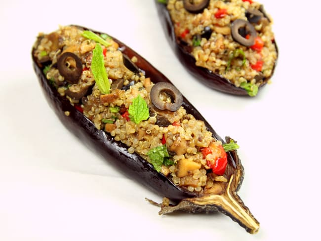 Aubergines farcies au quinoa, champignons, poivron, olives et menthe