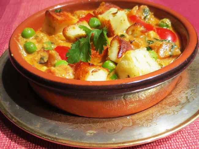 Matar paneer cuisiné aux petits pois et légumes