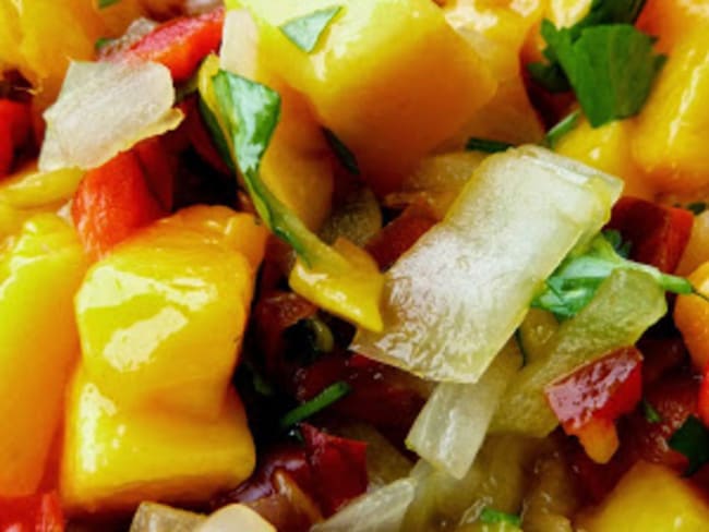 Mango Salsa : un condiment mangue, oignon et poivrons.