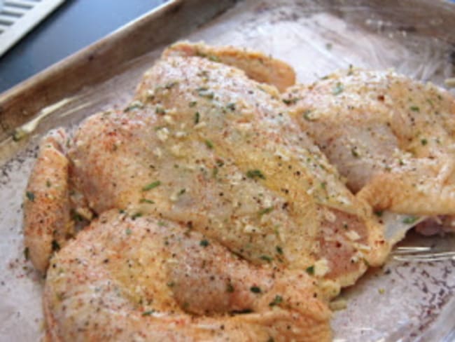 poulet grillé au barbecue, aux fines herbes et épices