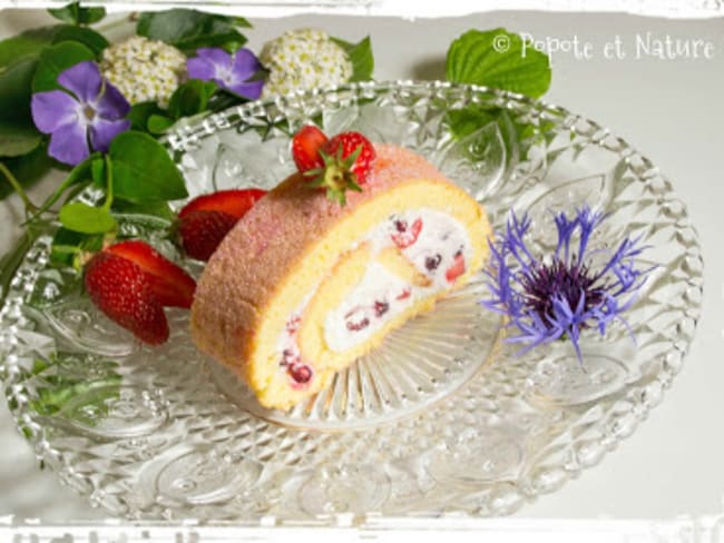 Roulé aux fraises, grenade et mousse d'ananas