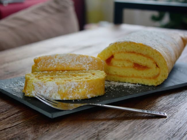 Biscuit roulé à la confiture d'abricots et sirop de litchi