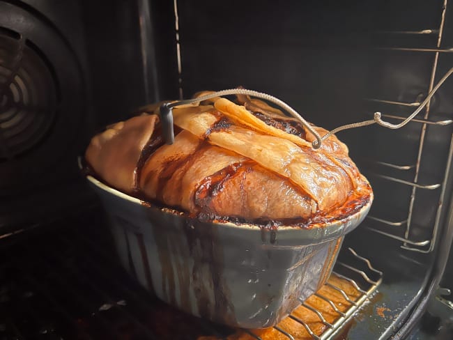 Terrine bardée dans le four avec sonde de cuisson