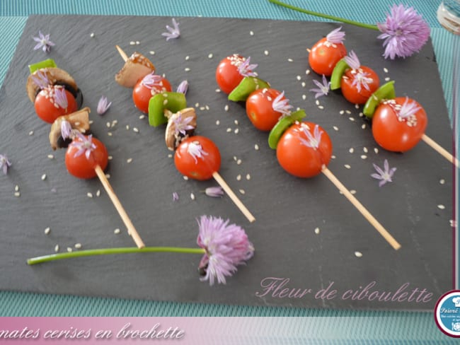 Tomates cerise en brochette, sésames et fleur de ciboulette