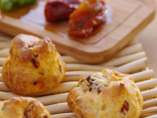 Gougères aux tomates confites et basilic