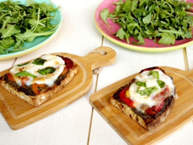 Tartines tapenade, mozzarella et poivrons confits