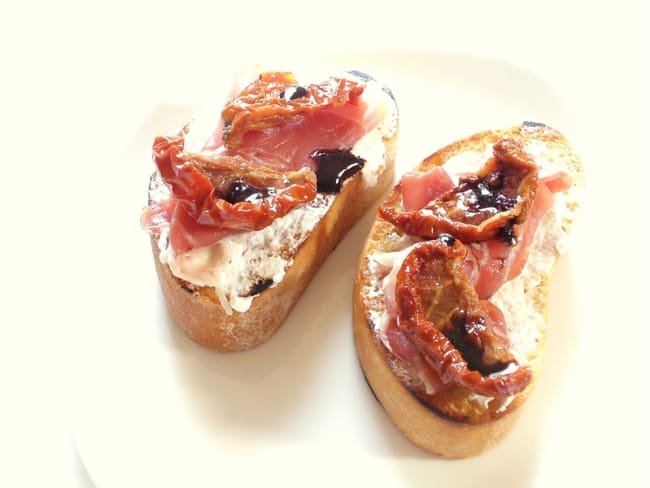 Bruschettas au chêvre frais et au jambon cru