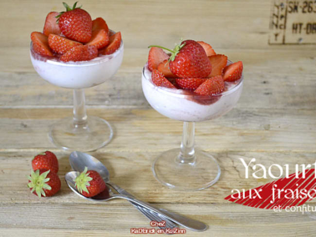 Coupe yaourt grec aux fraises, confiture maison et biscuits façon tiramisu allégé